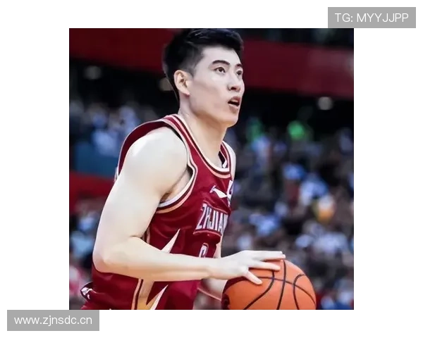 程帅澎篮架碰伤赛后紧急就医